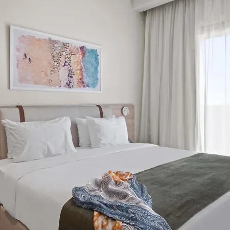 Mercure Finikoudes מלון