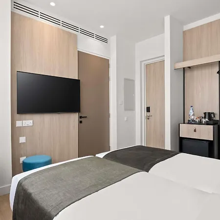 Mercure Finikoudes מלון