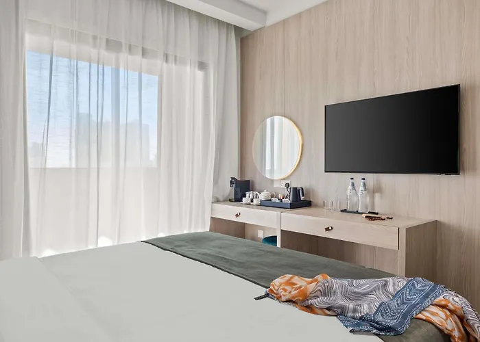 Hotel Mercure Finikoudes 3*