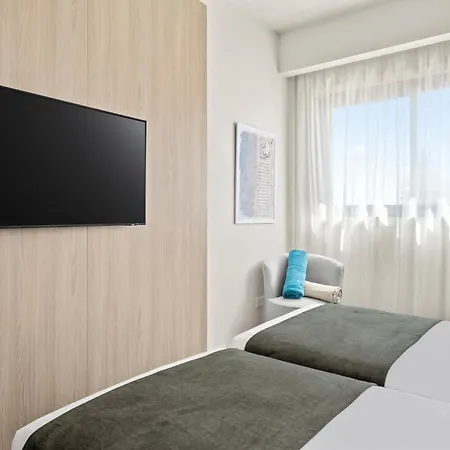 Mercure Finikoudes 3* 라르나카