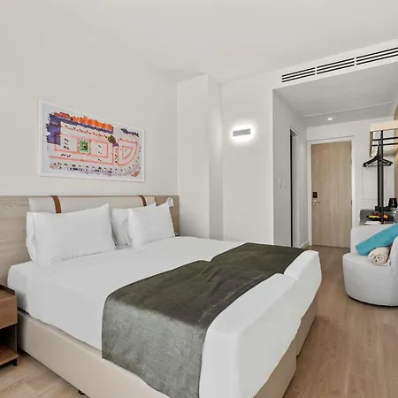 Mercure Finikoudes 3* 라르나카