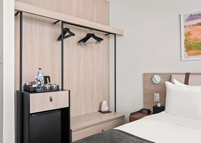 Mercure Finikoudes 3* Larnaca